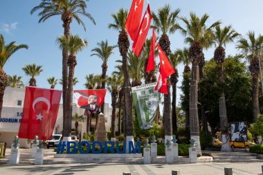 Bodrum Mugla hindisi. 21 Nisan 2022 HashTag Bodrum şehir merkezi, Türkiye 'nin güneybatısındaki Ege kıyısında popüler bir liman turizm merkezi olan Atatürk' ün bayrakları ve portresinin altına imza attı.