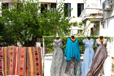 Bodrum, Mugla, Türkiye. 21 Nisan 2022. Renkli halılar ve güzel elbiseler Türkiye 'nin güney batı kıyısındaki popüler turizm beldesi Bodrum' da sokakta satılıyor..