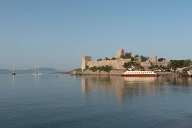 Bodrum, Mugla, Türkiye. 22 Nisan 2022, Türkiye 'nin güneybatısındaki Ege Denizi limanındaki Bodrum Şatosu' nun güzel deniz manzarası.. 