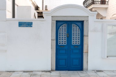 Bodrum, Mugla, Türkiye. 22 Nisan 2022 Türkiye 'nin güneybatısındaki Ege sahil kenti Bodrum' un güzel mavi kapısı.. 