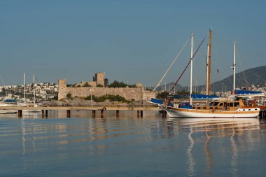Bodrum, Mugla, Türkiye. 22 Nisan 2022, Türkiye 'nin güneybatı Ege kıyısındaki güzel limana bakan Haçlı Seferleri zamanından kalma bir ortaçağ kalesi.. 