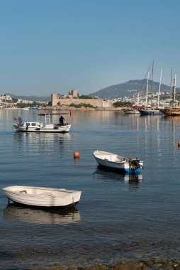 Bodrum, Hindi. 22 Nisan 2022 'de Türkiye' nin güneybatı turkuvaz kıyısındaki güzel Bodrum sahil limanı, yabancı turistler ve Türk ziyaretçilerin yaşadığı popüler tatil kenti.. 