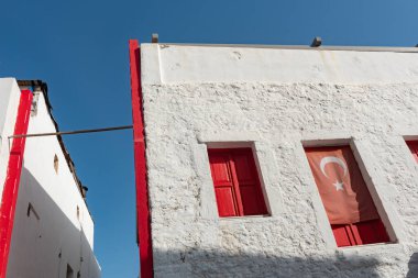 Bodrum, Mugla, Türkiye. 22 Nisan 2022 'de Türkiye' nin batısındaki Bodrum kentindeki geleneksel binaların mimarisi ve kırmızı pencereleri 