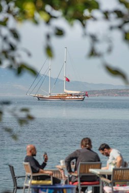 Bodrum, Hindi. 23 Nisan 2022, Türkiye 'nin Ege kıyısındaki Bodrum Limanı' nda demirli Türk Boğazı veya geleneksel stil. 
