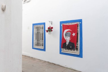 Bodrum, Mugla, Türkiye. 23 Nisan 2022, Türkiye 'nin güneybatısındaki Ege Denizi' nde popüler bir turizm merkezi olan Bodrum eski kasabasının büyüleyici yan sokaklarında oldukça mavi boyalı pencereler.. 