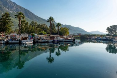 Akyaka, Mugla, Türkiye. 8 Eylül 2022 'de Türkiye' nin güneybatı kıyısındaki Akyaka kıyı kasabasındaki Azmak Nehri 'nin girişindeki güzel limanda demirlemiş tekneler görülüyor.