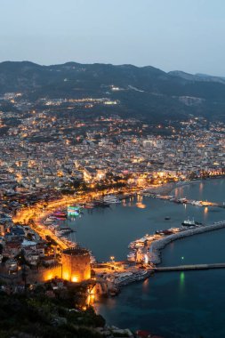 Alanya, Türkiye. 6 Nisan 2021. Alanya Limanı ve Kızıl Kule 'nin Boğa Dağları ve Akdeniz ile birlikte güzel portresi, Türkiye. 