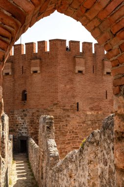 Alanya, Türkiye. Türkiye 'nin Akdeniz kentindeki tarihi Alanya Limanı' ndan 7 Nisan 2021 Kizi Kule veya Kızıl Kule manzarası. 