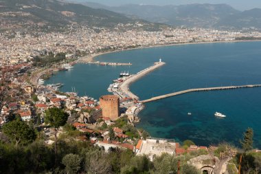 Alanya, Türkiye. 7 Nisan 2021 Alanya Limanı ve Taurus Dağları ve Akdeniz ile Kızıl Kule manzarası, Türkiye. 