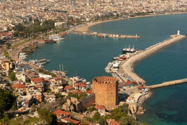 Alanya, Türkiye. 7 Nisan 2021 Alanya Limanı ve Akdeniz ve Akdeniz ile Kızıl Kule manzarası, Türkiye. 