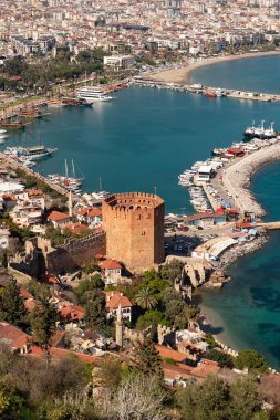 Alanya, Türkiye. Türkiye 'nin Akdeniz kentindeki tarihi Alanya Limanı' ndan 7 Nisan 2021 Kizi Kule veya Kızıl Kule manzarası. 