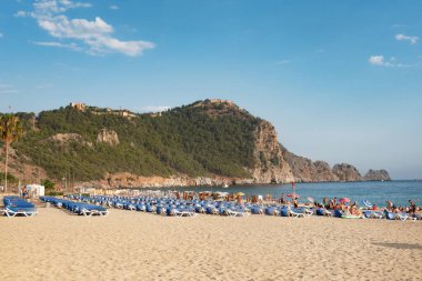 Alanya, Türkiye. Türkiye 'nin Akdeniz kıyısındaki Türk tatil beldesi Alanya' daki Mısır Kraliçesi 'nin adını alan 9 Temmuz 2024 Kleopatra plajı, Türk Rivierası. 