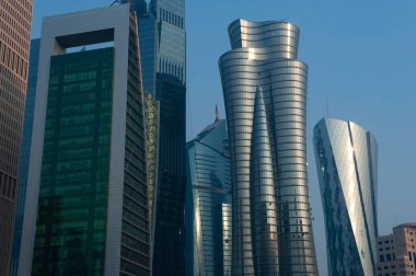 Doha, Katar. 20 Eylül 2019. Modern cam gökdelenler ve ofis kuleleri Doha silueti, Katar