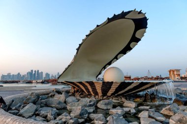 Doha, Katar. 20 Eylül 2019Doha İnci Anıtı ve Çeşmesi, Katar 'ın Corniche kentindeki Dhow Limanı' nın girişinde popüler bir fotoğraf mekanı.. 