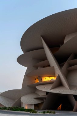 Doha, Katar. 23 Eylül 2019. Çöl Gülü. Akşam saatlerinde Doha Kornişi 'nde Katar Ulusal Müzesi' nin güzel mimarisi. 