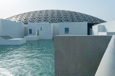 Abu Dabi, Birleşik Arap Emirlikleri. 23 Haziran 2019. Louvre Abu Dabi 'nin mimarisi, Abu Dabi' deki Saadiyat Adası 'nda bulunan bir sanat müzesi, Birleşik Arap Emirlikleri, Orta Doğu. 