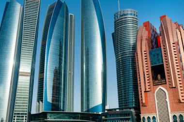 Abu Dabi, Birleşik Arap Emirlikleri. 23 Haziran 2019. Etihad Kuleleri modern camın bir kısmı Birleşik Arap Emirlikleri 'nin başkenti Abu Dabi Skyline' a bakıyordu..