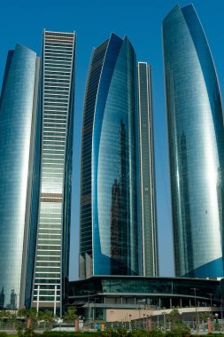 Abu Dabi, Birleşik Arap Emirlikleri. 23 Haziran 2019. Modern cam ön büronun ve iş yerlerinin mimari detayları Etihad Kuleleri, Corniche Yolu, Abu Dabi, Birleşik Arap Emirlikleri. 