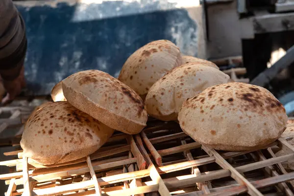 Taze fırın geleneksel Baladi yassı ekmeği, pitta ekmeğine benzer, Mısır mutfağının her yerinde pişirilen bir başlıktır.  