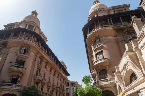 Kahire 'nin klasik mimarisi, güzel örtülü balkonları ve kubbeli çatıları gösteren detaylarla Kahire şehir merkezinin tarihi binaları kozmopolit geçmişini yansıtır. Mısır. 