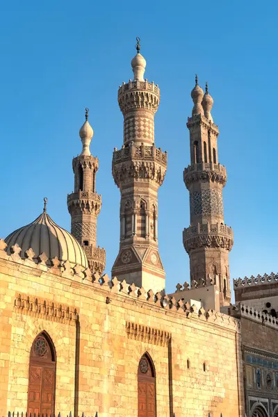 Kahire, Mısır. 2 Temmuz 2024 El-Azhar Camii, Bin Minaret, Fatimid, İslami Kahire, Mısır 'da kurulan ilk cami.. 