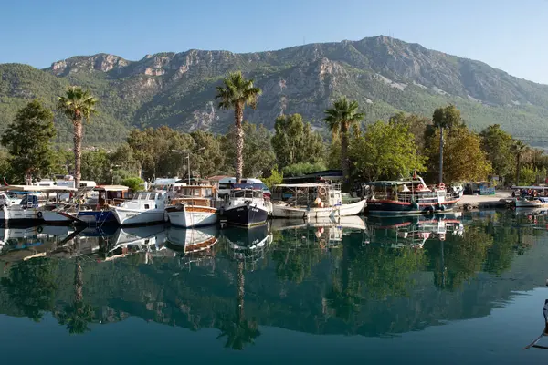 Akyaka, Mugla, Türkiye. 8 Eylül 2022. Türkiye 'nin güney batı kıyısındaki Riviera kıyı kenti Akyaka' nın güzel limanına demirlemiş tekneler