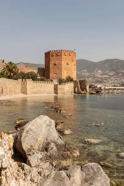 Alanya, Türkiye. Türkiye 'nin Akdeniz kentindeki tarihi şato duvarları Alanya Limanı' ndan 7 Nisan 2021 Kizi Kule veya Kızıl Kule manzarası. 