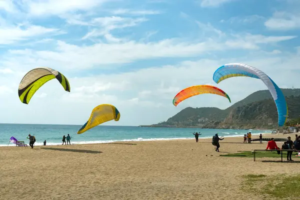 Alanya, Türkiye. 8 Nisan 2021 Taurus Dağları 'ndan Türkiye' nin Akdeniz kıyısındaki Kleopatra Sahili 'ne Paragliding.  