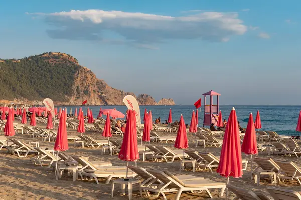 Alanya, Türkiye. Türkiye 'nin Akdeniz kıyısındaki Türkiye tatil beldesi Alanya' daki Kleopatra Sahili 'nde 9 Temmuz 2024 Güneş yatakları ve pembe güneş gözlüğü. 
