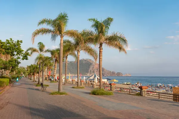 Türkiye 'nin Alanya kenti, 9 Temmuz 2024' te Türkiye 'nin Akdeniz kıyısındaki Kleopatra plajı, Alanya yarımadası yanında palmiye ağacı deniz bisikleti yolu hizaladı.. 