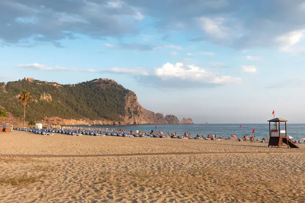 Alanya, Türkiye. 9 Temmuz 2024 Akdeniz kıyısındaki güzel kumlu plaj Türkiye 'nin Antalya bölgesindeki popüler paket tatil beldesi Alanya' da