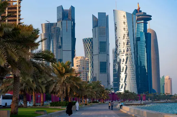 Doha, Katar. 20 Eylül 2019 Modern cam gökdelenler ve ofis kuleleri Doha silueti, Katar