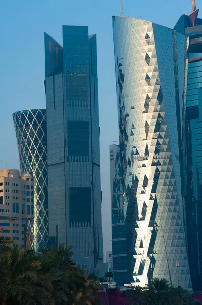 Doha, Katar. 20 Eylül 2019 Modern cam gökdelenler ve ofis kuleleri Doha silueti, Katar