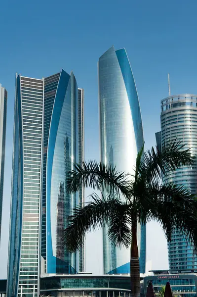 Abu Dabi, Birleşik Arap Emirlikleri. 23 Haziran 2019. Iconic simgesi şirket ve işyeri yüksek binalar, Eitihad Kuleleri, Corniche yolu, Abu Dabi, Birleşik Arap Emirlikleri. 