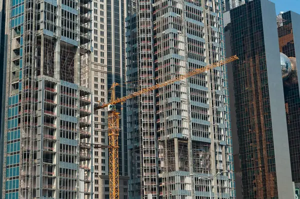 Doha, Katar. 22 Eylül 2019 Modern yükseliş ofisi ve inşaat halindeki ticari mülkiyet Katar 'ın başkenti Doha' nın finans bölgesinde, GCC, Orta Doğu  