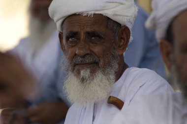 Nizwa, Umman. 30 Mayıs 2014. Cuma günü Nizwa, Umman 'daki çiftlik hayvancılık pazarında yaşlı bir Umman çiftçisinin portresi.. 