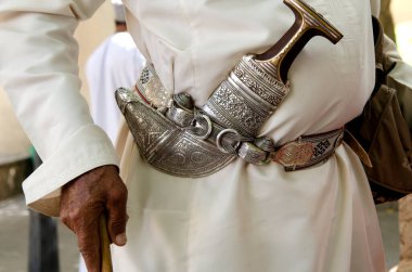 Khanjar ya da Jambiya takan Umman, geleneksel oyma gümüş bıçak, Nizwa Souk, Umman 