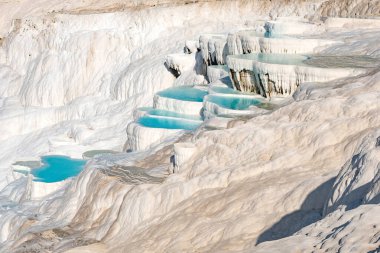 Türkiye 'nin önde gelen turizm beldelerinden biri olan Türkiye' nin batısındaki pamuk şatosu Pamukkale 'de çok sayıda iyileştirme özelliği bulunan, doğal maden açısından zengin kaynak suları.