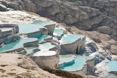 Pamukkale Travertine Terasları, Türkiye 'nin güneybatısında jeolojik kaya oluşumu, dünya mirası sahası ve popüler turizm merkezlerine karşı termal mineral zengini kaynak sularının inanılmaz mavi havuzları.