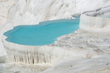Türkiye 'nin önde gelen turizm beldelerinden biri olan Türkiye' nin batısındaki pamuk şatosu Pamukkale 'de çok sayıda iyileştirme özelliği bulunan, doğal maden açısından zengin kaynak suları.