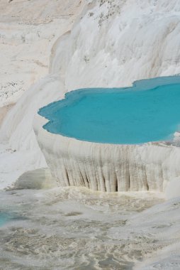 Türkiye 'nin önde gelen turizm beldelerinden biri olan Türkiye' nin batısındaki pamuk şatosu Pamakkule 'de birçok iyileştirme özelliği bulunan doğal mineral zengini kaynak sularının sersemletici mavi gölleri 