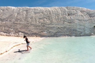 Pamukkale, Türkiye, 25 Nisan 2020. Türkiye 'nin en popüler yerlerinden biri olan Pamakkule Travertine Terasları' nın termal sularında eğlenen genç bir turist, 