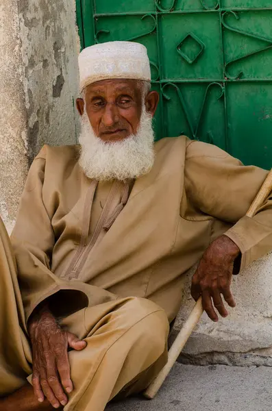 Nizwa, Umman. 29 Mayıs 2014. Umman, Nizwa yakınlarındaki küçük bir köyde yaşlı bir Umman 'ın portresi.. 