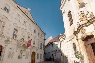 Bratislava, Slovakya. 2 Ekim 2023 Mirbach Sarayı, Slovakya 'nın Bratislava şehrinin tarihi bölgesinde Fransisken Kilisesi' nin karşısındaki Barok-Rococo binasıdır.. 