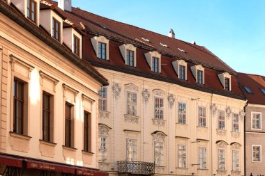 Bratislava, Slovakya. 2 Ekim 2023 Güzel evler ve kaldırımlı dar yayaların klasik mimarisi. Sadece Slovakya 'nın Bratislava şehrinin eski sokaklarında.