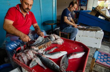 Trabzon, Türkiye. 8 Eylül 2014. Türk balıkçılar Türkiye 'nin Trabzon limanındaki balık pazarında balık temizliyorlar 