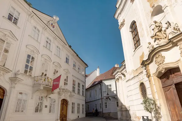 Bratislava, Slovakya. 2 Ekim 2023 Mirbach Sarayı, Slovakya 'nın Bratislava şehrinin tarihi bölgesinde Fransisken Kilisesi' nin karşısındaki Barok-Rococo binasıdır.. 