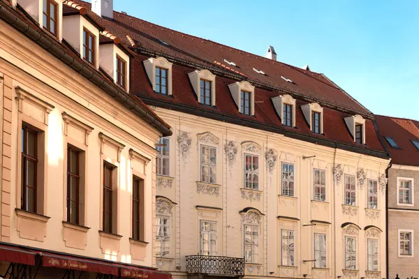 Bratislava, Slovakya. 2 Ekim 2023 Güzel evler ve kaldırımlı dar yayaların klasik mimarisi. Sadece Slovakya 'nın Bratislava şehrinin eski sokaklarında.