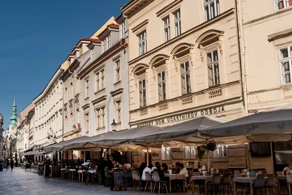 Bratislava, Slovakya 'daki şehir caddesi manzarası. 2 Ekim 2021