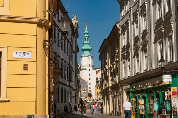 Bratislava, Slovakya. 2 Ekim 2023 'te Bratislava' nın sadece Bratislava 'nın eski sokaklarında Michael' ın Kapısı, Slovakya 'da korunmuş bir ortaçağ kalesi,. 